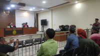 Terdakwa Suwarno kasus pembunuhan berencana terhadap Mutmainah, paranormal asal Dusun Medeleg, Desa Tampingmojo, Kecamatan Tembelang, Kabupaten Jombang, saat menjalani sidang tuntutan di Ruang Kusuma Atmaja Pengadilan Negeri (PN) Jombang, Selasa (28/7/2026).