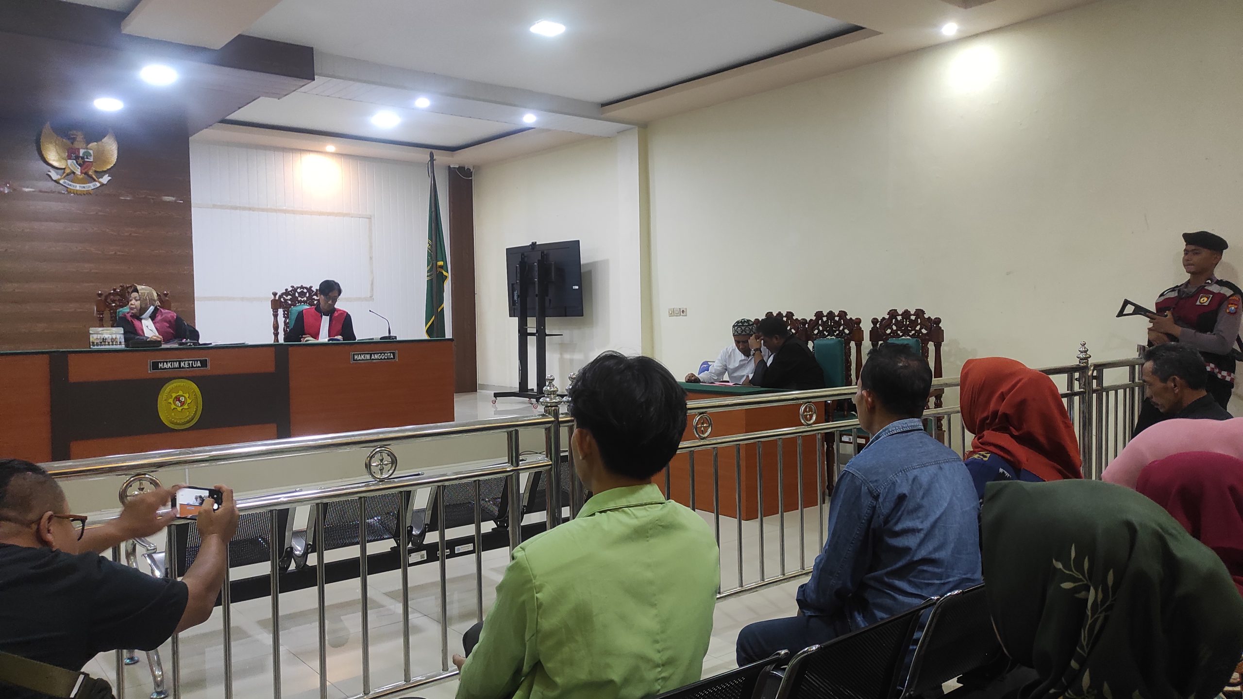 Terdakwa Suwarno kasus pembunuhan berencana terhadap Mutmainah, paranormal asal Dusun Medeleg, Desa Tampingmojo, Kecamatan Tembelang, Kabupaten Jombang, saat menjalani sidang tuntutan di Ruang Kusuma Atmaja Pengadilan Negeri (PN) Jombang, Selasa (28/7/2026).