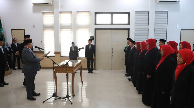 Pelantikan promosi jabatan pejabat lingkup Pemerintah Kabupaten (Pemkab) Jombang yang berlangsung di Ruang Swagata Pendopo Kabupaten Jombang, Jawa Timur, Selasa (28/7/2026).
