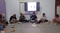 1002804801 Aliansi Inklusi Jombang sedang berdiskusi dan bedah novel 'Tuhan Izinkan Aku Menjadi Pelacur' karya Muhidin M Dahlan saat digelar di Kantor WCC Jombang, Rabu (29/7/2026).