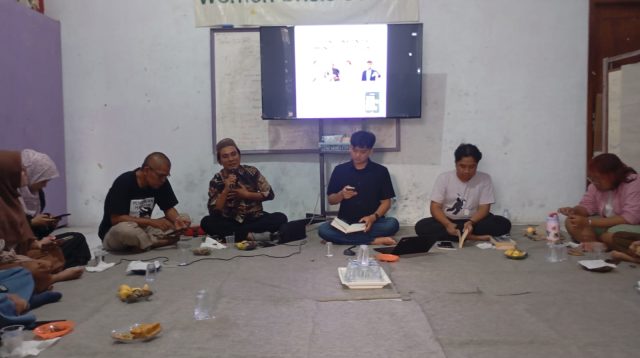 Aliansi Inklusi Jombang sedang berdiskusi dan bedah novel 'Tuhan Izinkan Aku Menjadi Pelacur' karya Muhidin M Dahlan saat digelar di Kantor WCC Jombang, Rabu (29/7/2026).