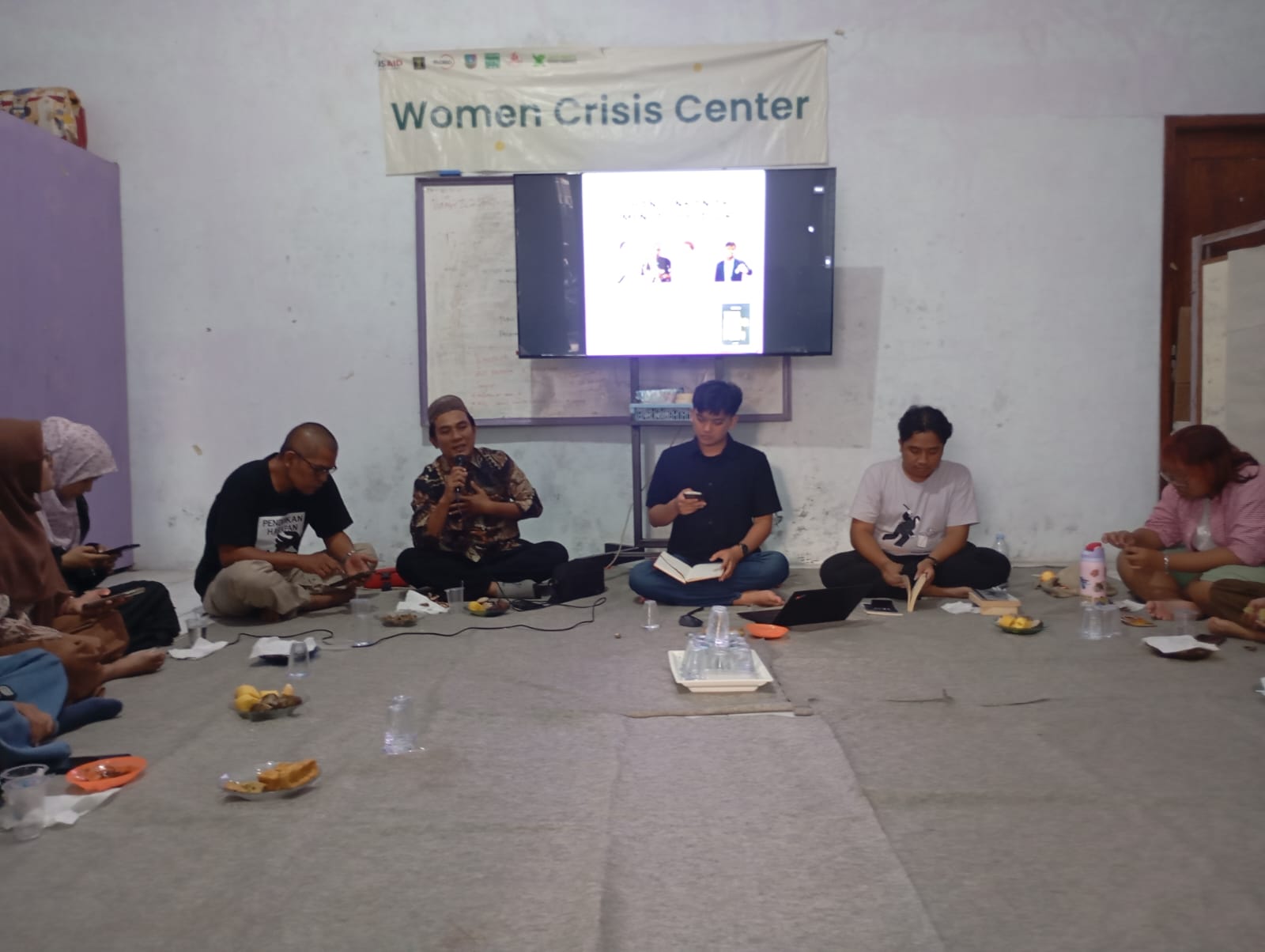 Aliansi Inklusi Jombang sedang berdiskusi dan bedah novel 'Tuhan Izinkan Aku Menjadi Pelacur' karya Muhidin M Dahlan saat digelar di Kantor WCC Jombang, Rabu (29/7/2026).
