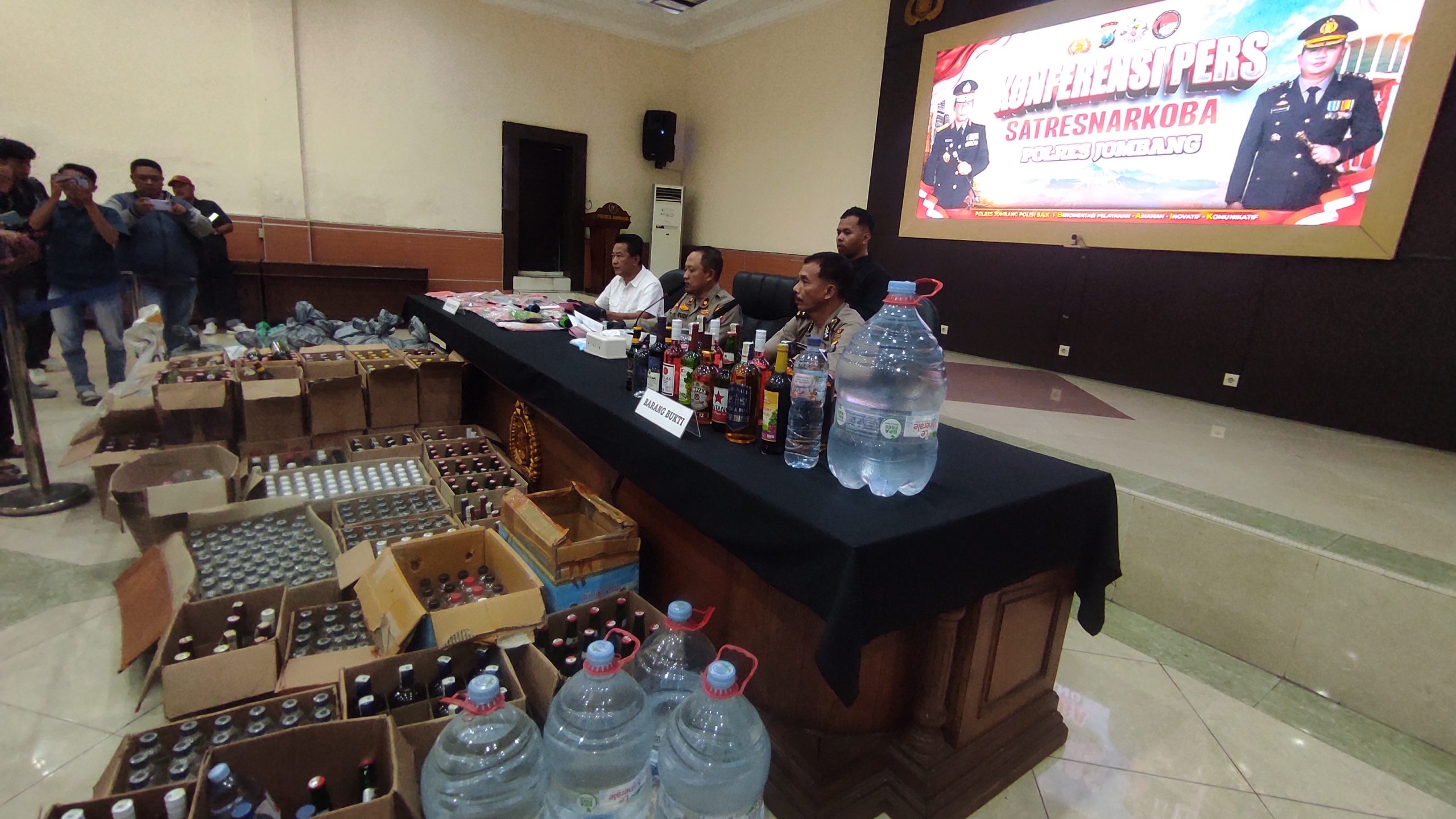 Kasatresnarkoba Polres Jombang, AKP Bowo Tri Kuncoro dan Kabag Ops Polres Jombang, Kompol Rudi Darmawan memimpin konferensi pers ungkap kasus peredaran minuman keras dan narkotika di Ruang Graha Bhakti Bhayangkara, Mapolres Jombang, Kabupaten Jombang, Kamis (30/7/2026).