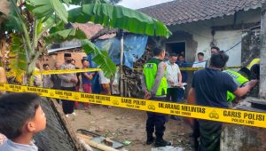 Wanita misterius tewas mengapung di sumur warga Bululawang Malang.