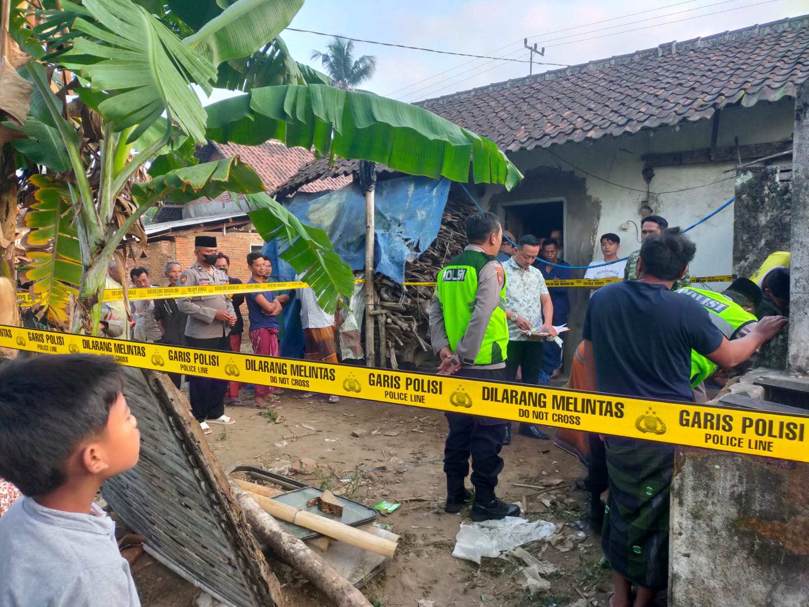 Wanita misterius tewas mengapung di sumur warga Bululawang Malang.