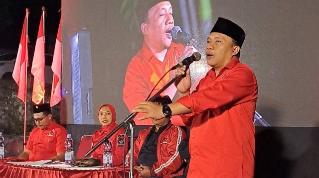 Doding Rahmadi ketika  memberikan sambutan dan memberikan  penghargaan kepada para  saksi Sejarah  Kudatuli.