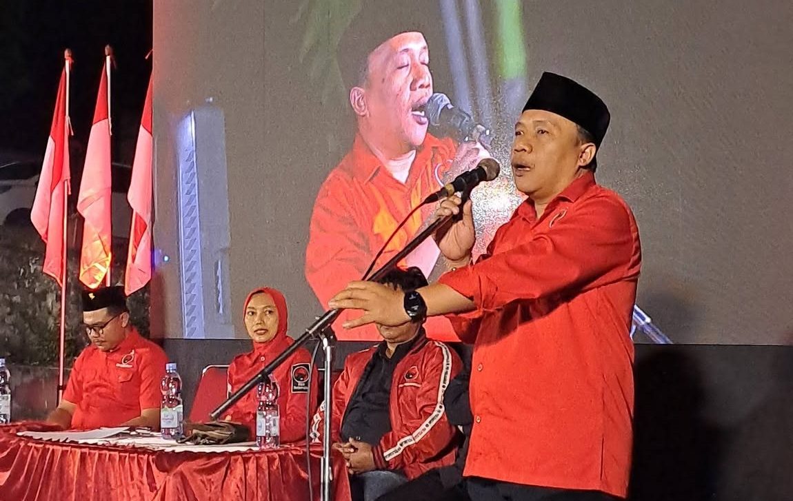 Doding Rahmadi ketika  memberikan sambutan dan memberikan  penghargaan kepada para  saksi Sejarah  Kudatuli.
