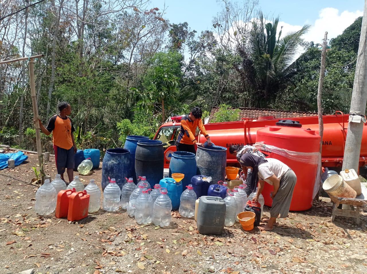 BPBD Tulungagung saat melakukan distribusi air bersih untuk masyarakat yang terdampak kekeringan.