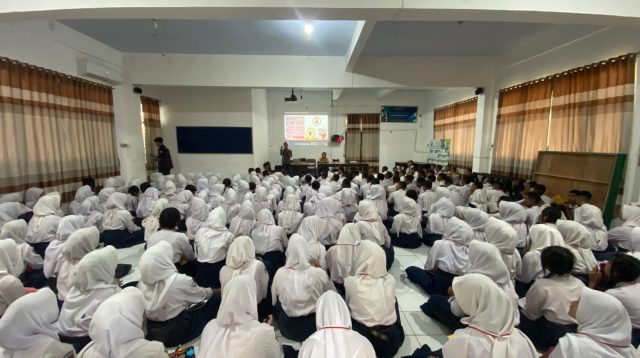 KPA Tulungagung saat memberikan edukasi terkait HIV/AIDS kepada remaja selama pelaksanaan MPLS 2026.