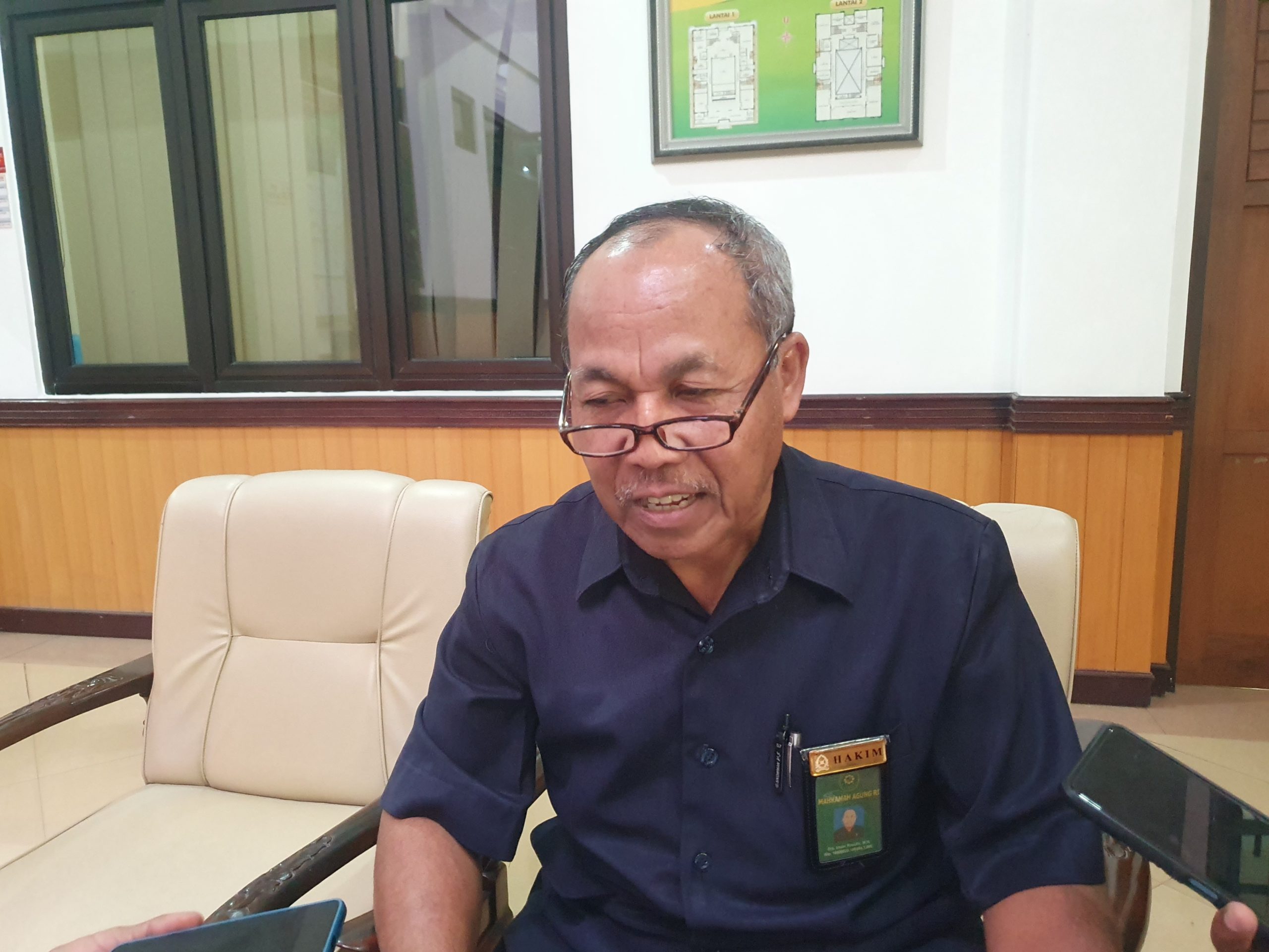 Humas Pengadilan Agama Tulungagung, Imam Rosidin saat memberikan keterangan terkait perkara perceraian di Tulungagung.