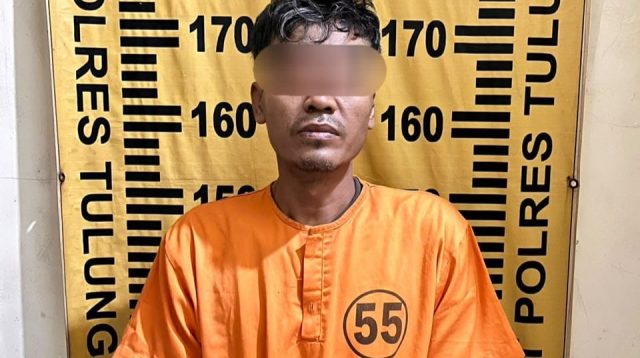 Pelaku berinisial DK (43) saat diamankan di Polsek Tulungagung Kota atas kasus pencurian sepeda motor.