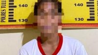 Curi Ibu rumah tangga berinidial MK saat diamankan di Polsek Sumbergempol usai kedapatan mencuri perhiasan dan uang milik tetangganya.(sumber foto: polsek sumbergempol)