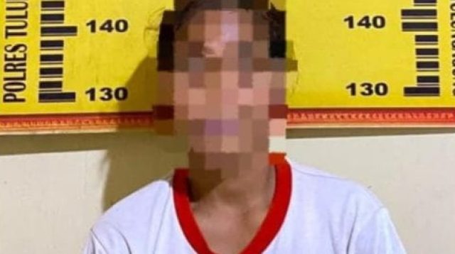 Ibu rumah tangga berinidial MK saat diamankan di Polsek Sumbergempol usai kedapatan mencuri perhiasan dan uang milik tetangganya.(sumber foto: polsek sumbergempol)