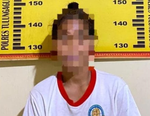 Ibu rumah tangga berinidial MK saat diamankan di Polsek Sumbergempol usai kedapatan mencuri perhiasan dan uang milik tetangganya.(sumber foto: polsek sumbergempol)