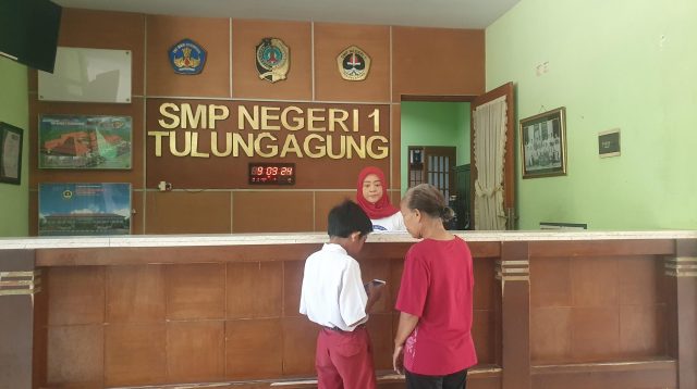 Sejumlah siswa saat melakukan daftar ulang yang dilakukan pada SMP Negeri 1 Tulungagung.