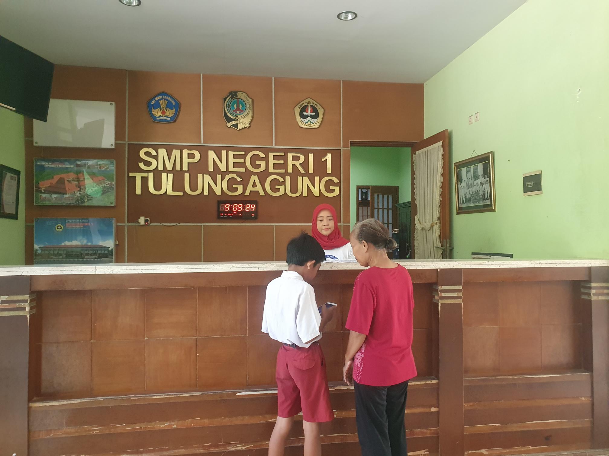 Sejumlah siswa saat melakukan daftar ulang yang dilakukan pada SMP Negeri 1 Tulungagung.