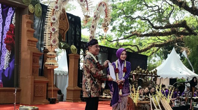 Direktorat Jenderal Pelindungan Kebudayaan dan Tradisi, Dr. Restu Gunawan, M.Hum. saat mengikuti prosesi Upacara Tradisi Manusuk Sima digelar di kompleks Taman Tirtayasa.