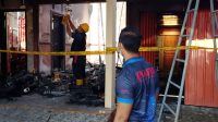 Tim Labfor Polda Jatim bersama Tim Inafis Sat Reskrim Polres Kediri olah TKP kebakaran di Plosoklaten.