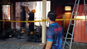 Tim Labfor Polda Jatim bersama Tim Inafis Sat Reskrim Polres Kediri olah TKP kebakaran di Plosoklaten.