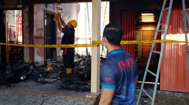 Tim Labfor Polda Jatim bersama Tim Inafis Sat Reskrim Polres Kediri olah TKP kebakaran di Plosoklaten.