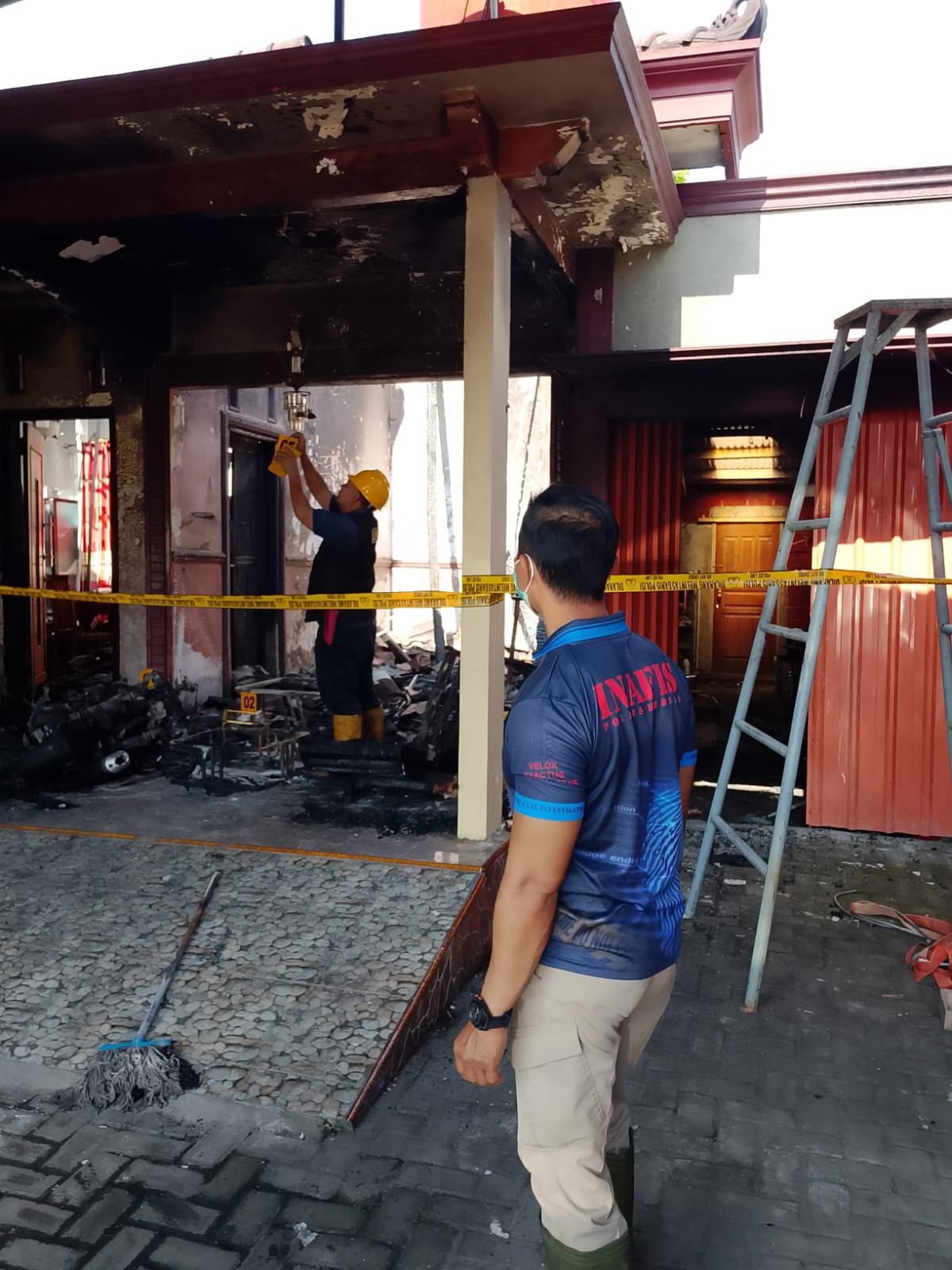 Tim Labfor Polda Jatim bersama Tim Inafis Sat Reskrim Polres Kediri olah TKP kebakaran di Plosoklaten.
