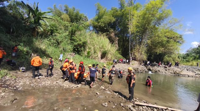 Tim Gabungan Basarnas berhasil mengevakuasi tubuh korban dari dalam sungai.