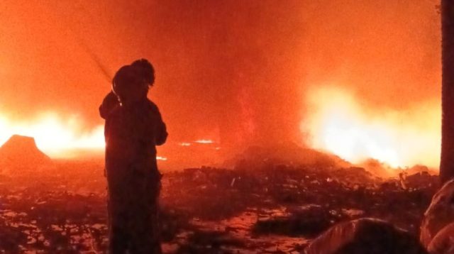 Sisa Bakaran Sampah Membakar Gudang Rosok di Wates
