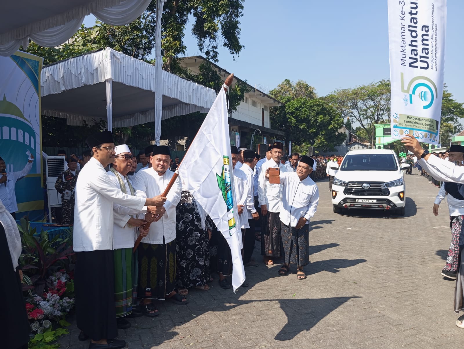 Ketua OC Muktamar ke-35 NU, Saifullah Yusuf (Gus Ipul) serta ulama lainnya saat membuka Apel siaga panitia yang digelar di Gedung Serbaguna (GSG) KH Hasbullah Said, Pondok Pesantren Bahrul Ulum, Tambakberas, Kecamatan Jombang, Kabupaten Jombang, Rabu (22/7/2026).