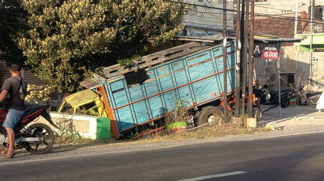 Truk Tabrak Warung Nasi Goreng di Sukorejo Ponorogo, Sopir Mengaku Hindari Sosok Penyeberang Jalan