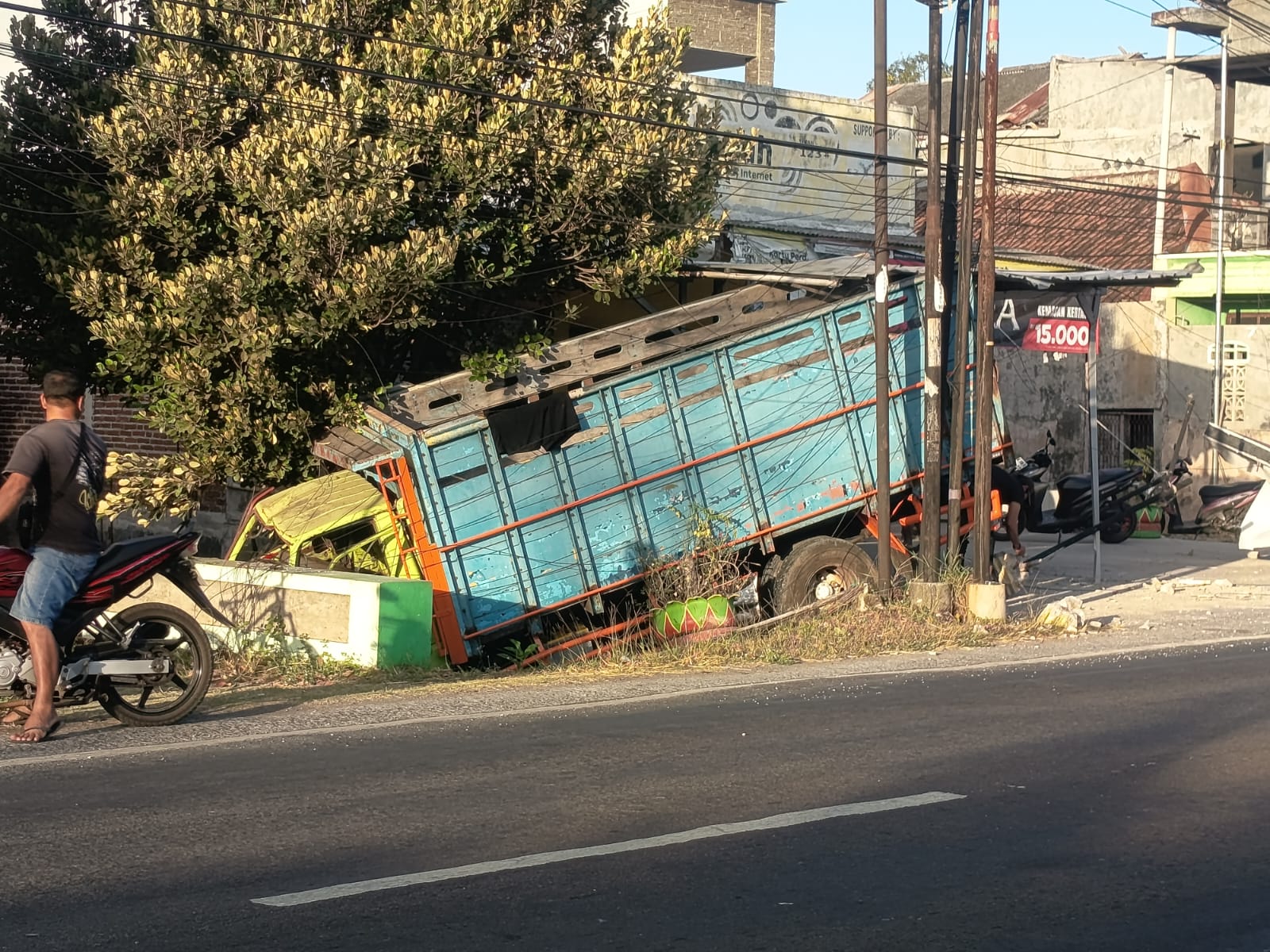 Truk Tabrak Warung Nasi Goreng di Sukorejo Ponorogo, Sopir Mengaku Hindari Sosok Penyeberang Jalan