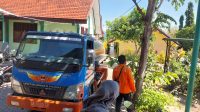 Petugas BPBD saat melakukan droping air bersih.