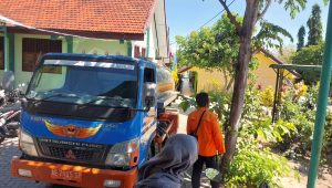 Petugas BPBD saat melakukan droping air bersih.