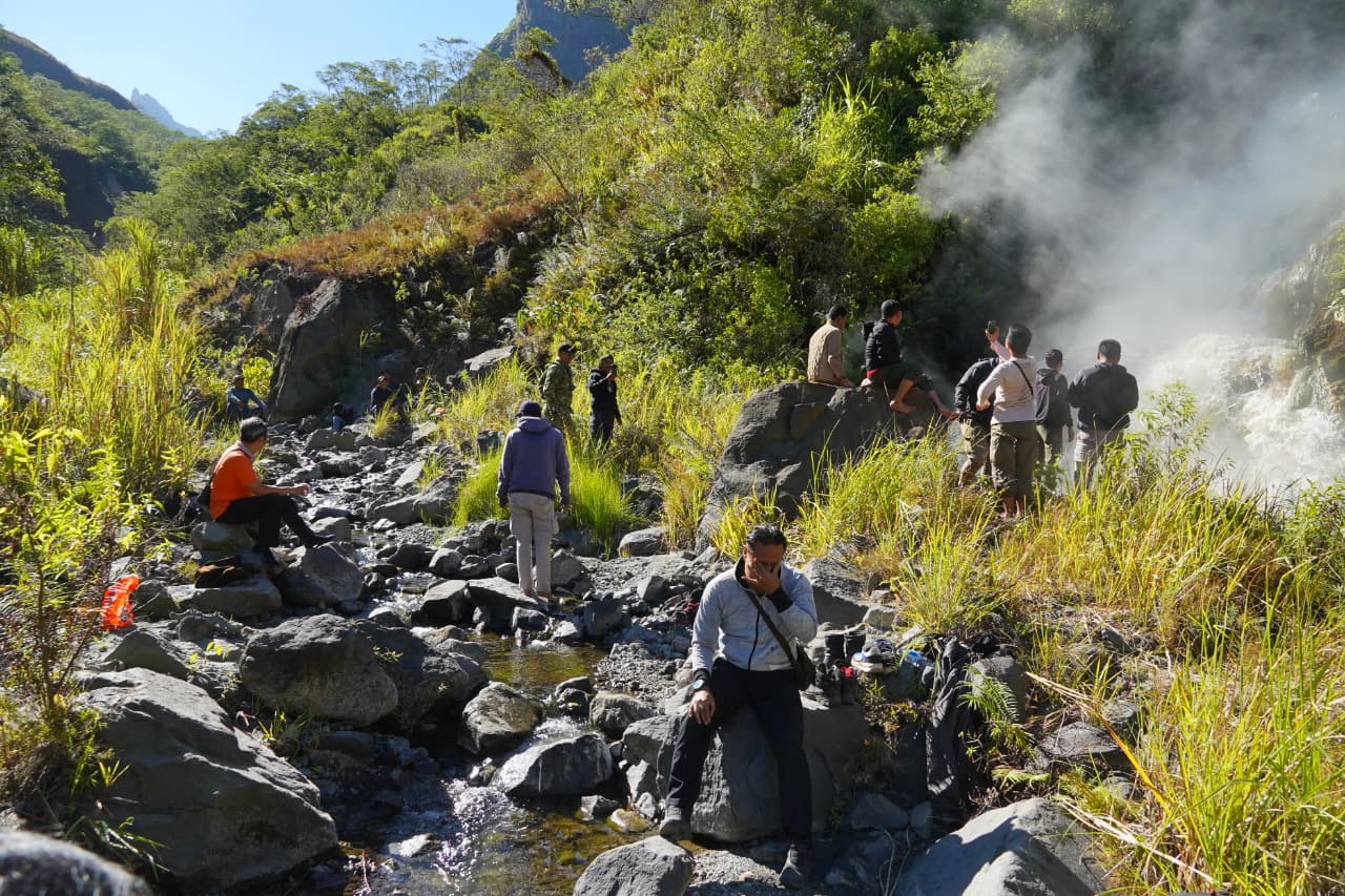 Kawasan wisata air panas di Gunung Kelud.