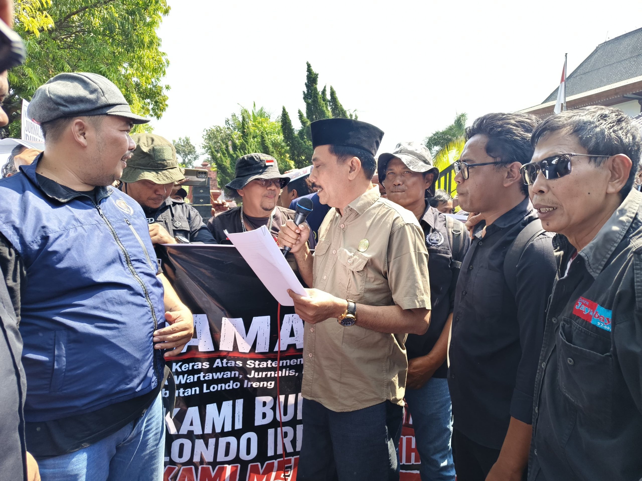 PWI dan IJTI Nganjuk Gelar Aksi Damai, Minta DPRD Kawal Tuntutan Prabowo Klarifikasi Istilah 'Londo Ireng' yang Disematkan ke Wartawan