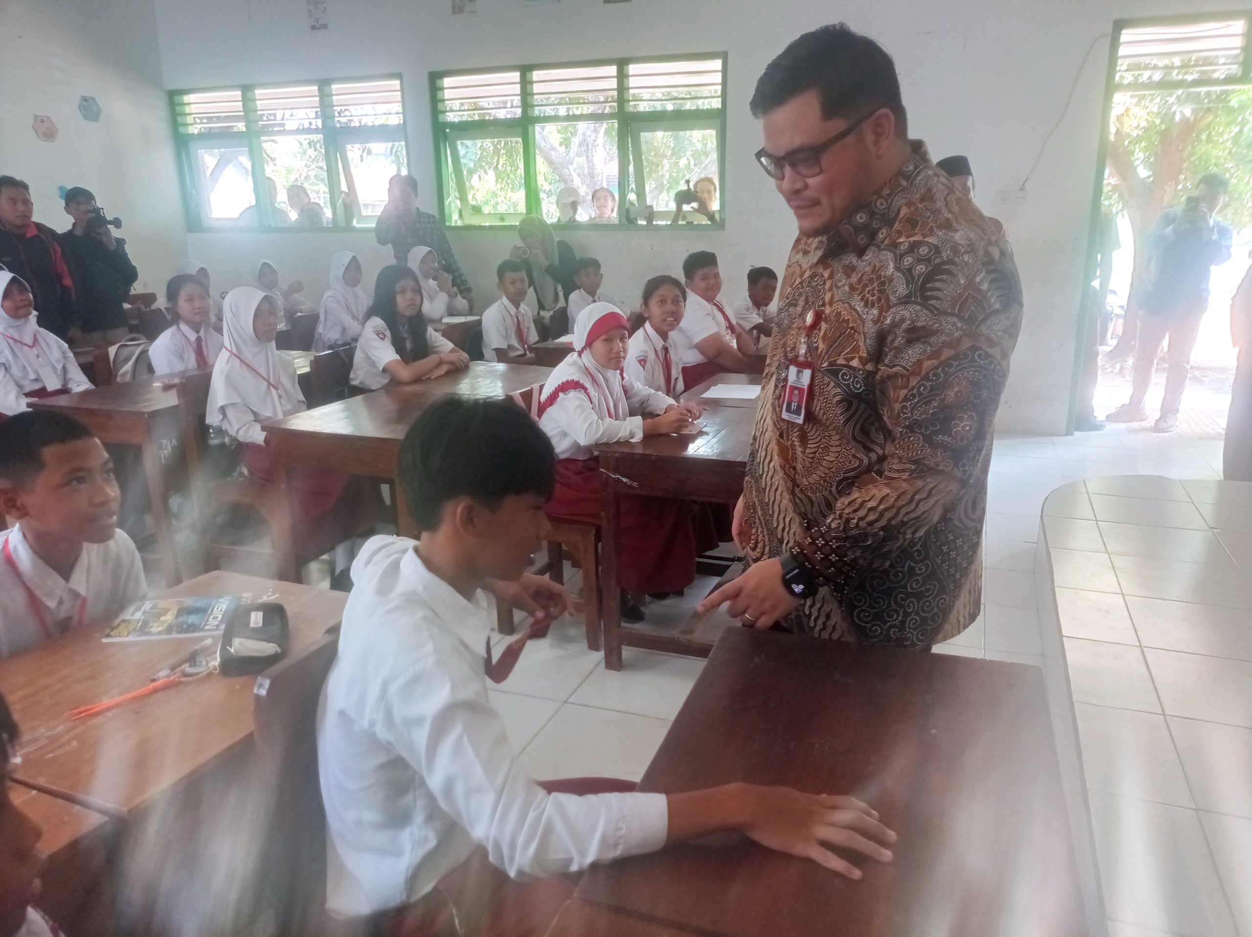 Mas Bup Kunjungi SMP Negeri 2 Ngasem di Hari Pertama Masuk Sekolah