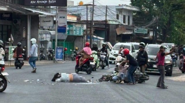 Kondisi kedua korban pengendara sepeda motor yang kecelakaan di simpang empat Gleduk Tulungagung.