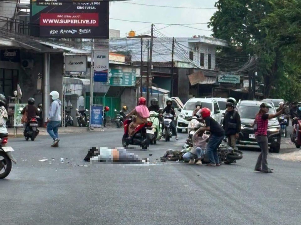 Kondisi kedua korban pengendara sepeda motor yang kecelakaan di simpang empat Gleduk Tulungagung.