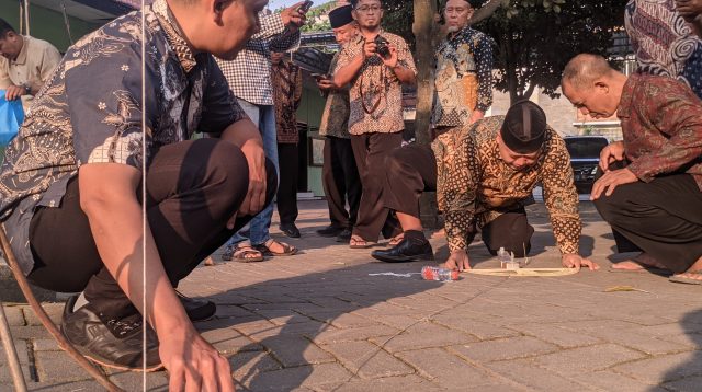 Pelaksanaan Rashdul Kiblat atau penentuan arah kiblat saat terjadinya fenomena astronomi matahari yang berada tepat di atas Ka'bah.