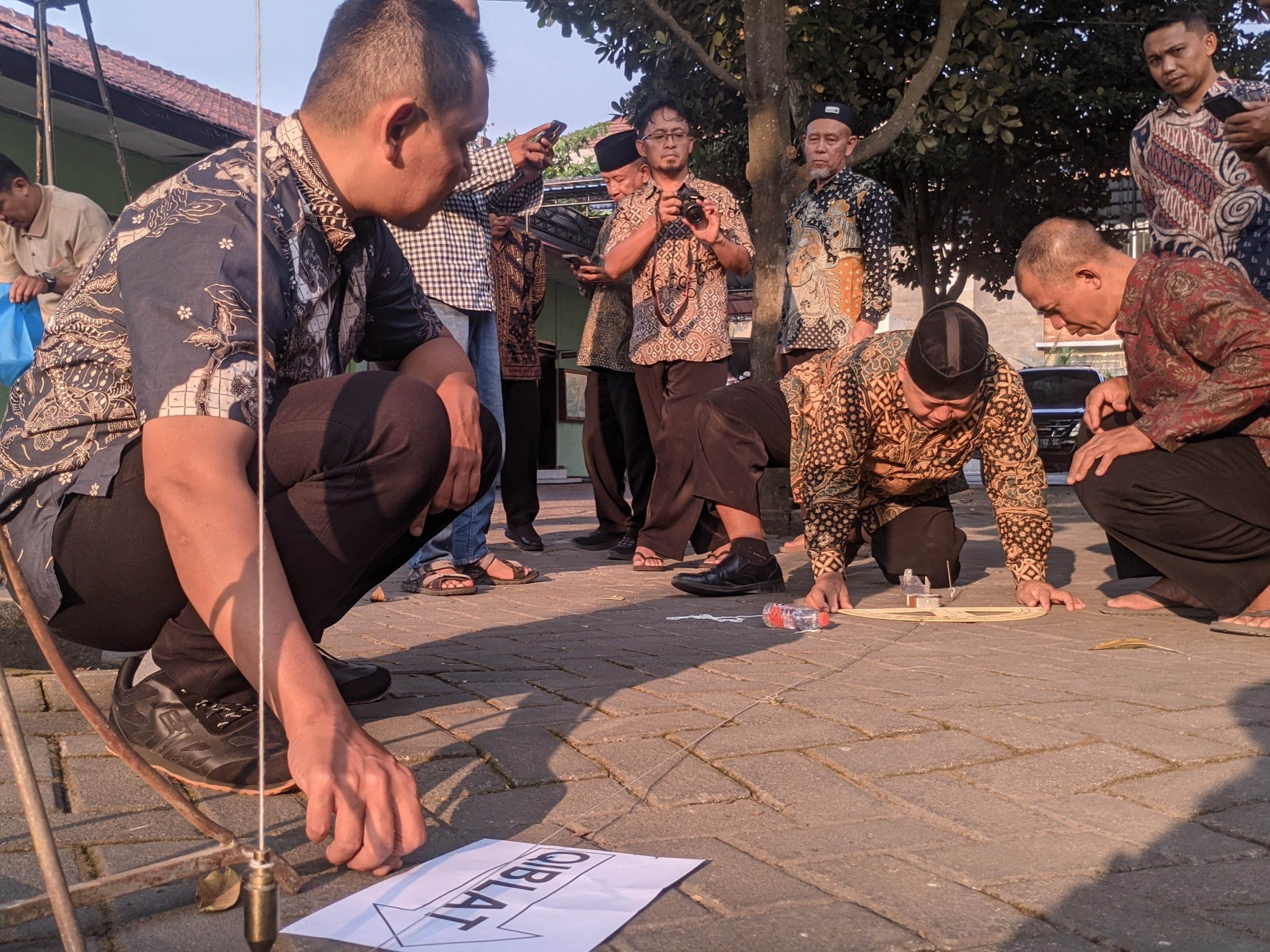 Pelaksanaan Rashdul Kiblat atau penentuan arah kiblat saat terjadinya fenomena astronomi matahari yang berada tepat di atas Ka'bah.