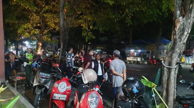 Petugas gabungan saat melakukan operasi penertiban parkir di wilayah perkotaan Tulungagung.