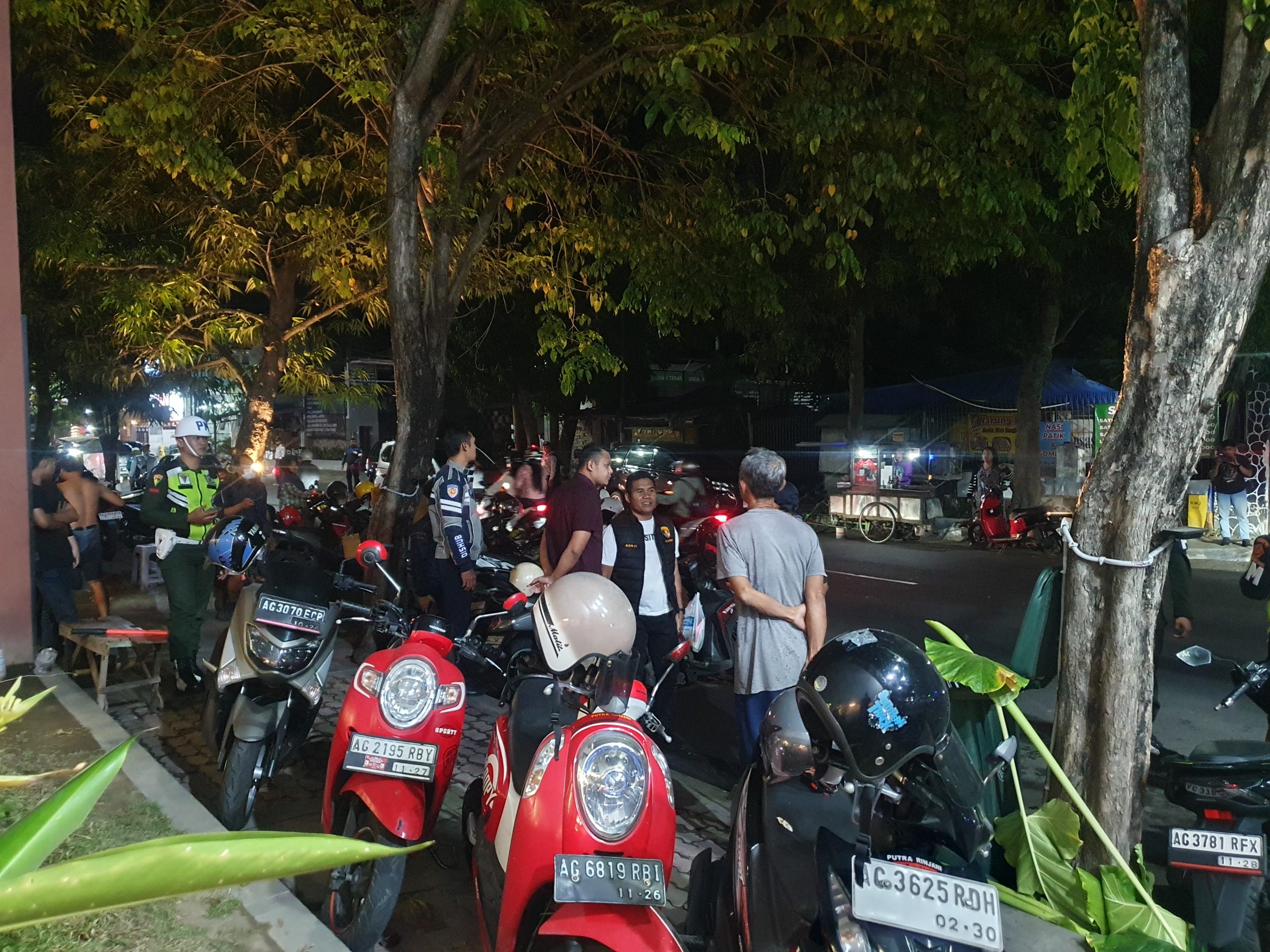 Petugas gabungan saat melakukan operasi penertiban parkir di wilayah perkotaan Tulungagung.