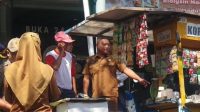 PKL Petugas gabungan dari Kelurahan Kepatihan, Dishub dan Satpol PP Tulungagung saat melakukan penertiban PKL di jalan Letjend Suprapto.