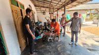 Tersangka berinisial WAS (48) saat menjalani olah tempat kejadian perkara (TKP) atas kasus pencurian dua buah artco di Tulungagung.