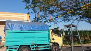 Pemasangan portal pembatas ketinggian kendaraan di ruas jalan alternatif Gondang agar truk bertonase tinggi tidak melintas.