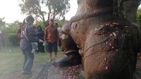 Shaki Maeta Warga Jepang Ikuti Prosesi Jamasan Situs Totok Kerot