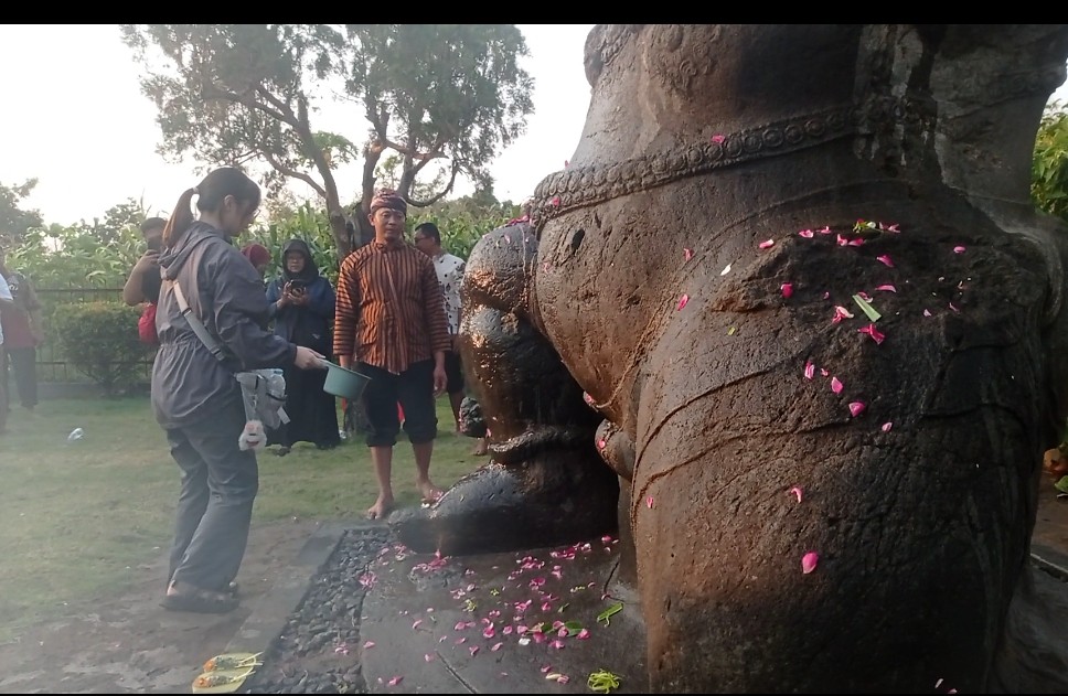 Shaki Maeta Warga Jepang Ikuti Prosesi Jamasan Situs Totok Kerot