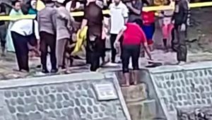 Korban saat dievakuasi petugas dan warga di TKP Minggu pagi.
