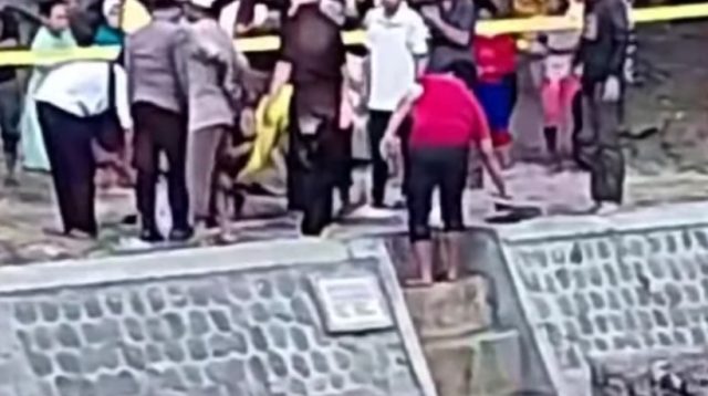 Korban saat dievakuasi petugas dan warga di TKP Minggu pagi.