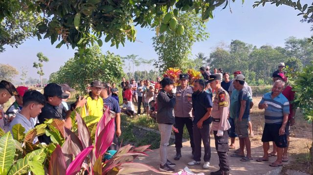 Petugas Polsek Rejotangan saat mendatangi TKP untuk melakukan evakuasi terhadap korban.
