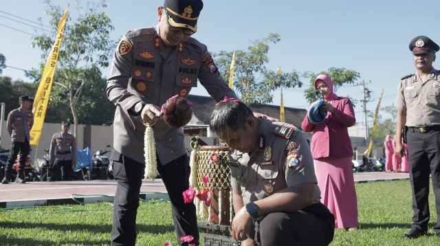 Personel Polres Blitar Terima Kenaikan Pangkat dalam Upacara Korps Raport